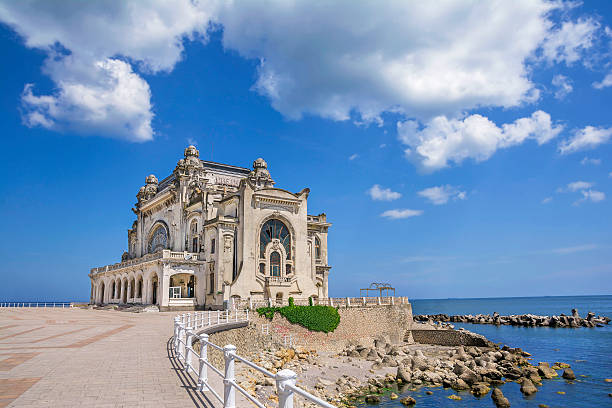 belle paysage avec vieux casino de constanta, roumanie - roumanie photos et images de collection