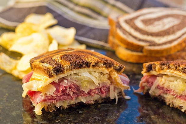 reuben chips cornichon - sandwich delicatessen beef roast beef photos et images de collection