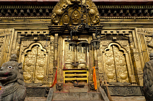 metallo placcato oro porta del tempio in nepal - changu narayan temple foto e immagini stock