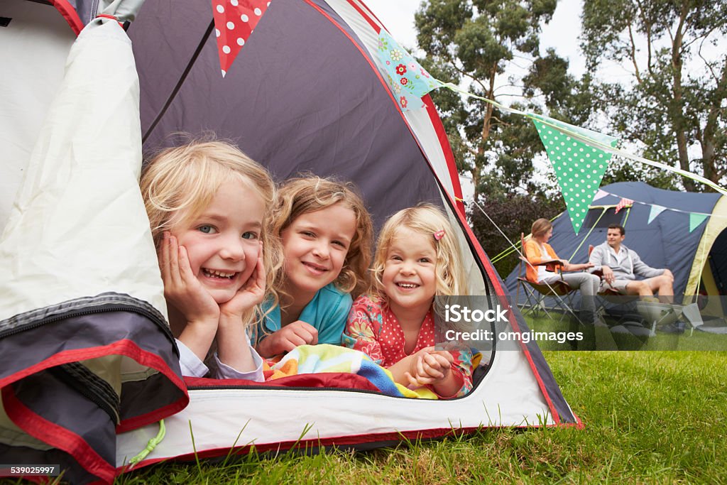 ご家族でのお楽しみには、キャンプのキャンプ場 - キャンプするのロイヤリティフリーストックフォト