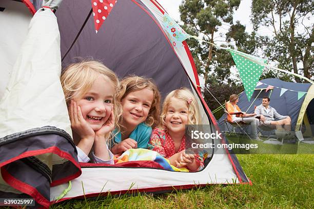 ご家族でのお楽しみにはキャンプのキャンプ場 - キャンプするのストックフォトや画像を多数ご用意 - キャンプする, 家族, テント