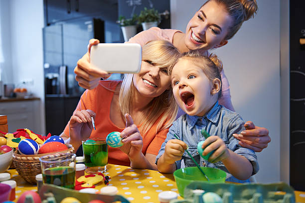 familie selfie mit ostern eier - craft eggs easter animal egg stock-fotos und bilder