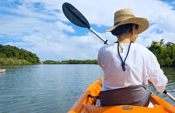 En Kayak por el río - foto de stock