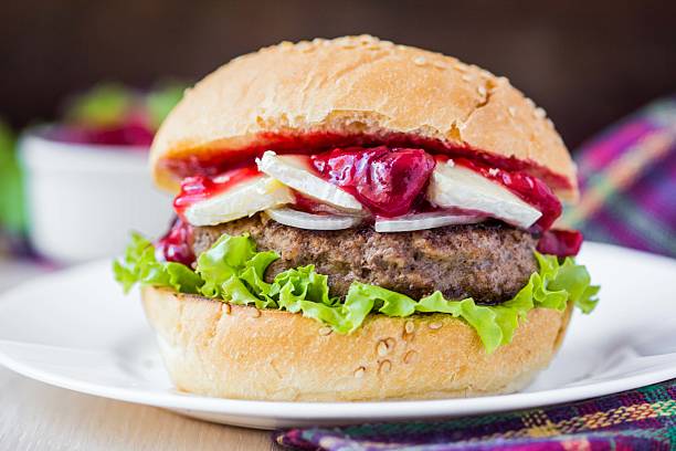 гамбургер, гамбургер с мяса, сыр бри и камамбер, вишневый - burger gourmet hamburger steak стоковые фото и изображения