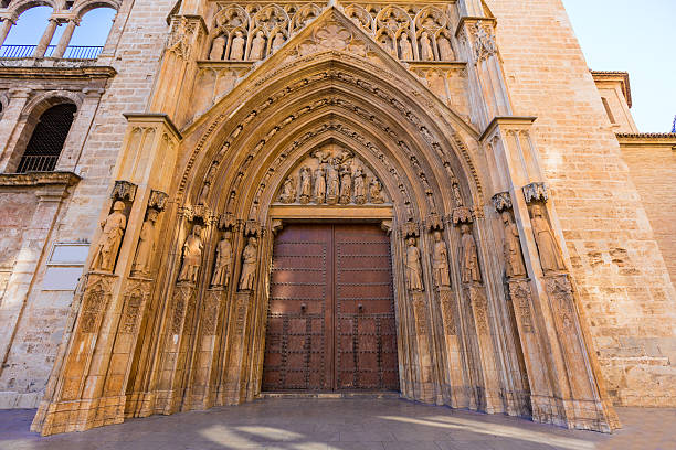 katedra w walencji apostoles drzwi tribunal de las aguas - valencia cathedral zdjęcia i obrazy z banku zdjęć