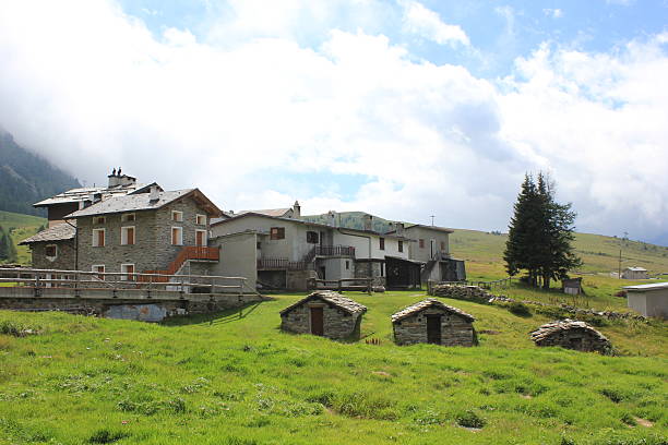 tradizionale casa in pietra in valle piano di madesimo - madesimo immagine foto e immagini stock