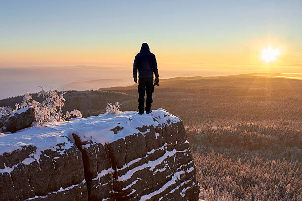 sylwetka człowieka w góry na wschód słońca. - behind photographer men mountain climbing zdjęcia i obrazy z banku zdjęć