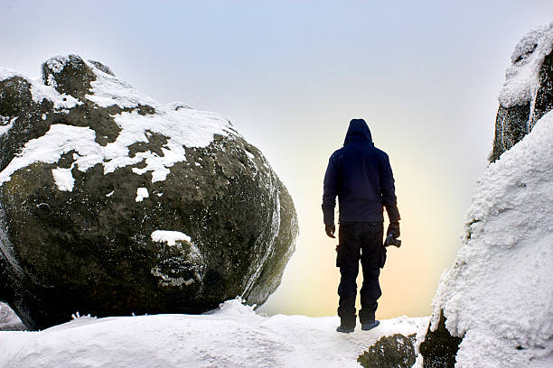 sylwetka człowieka na snowy góry na wschód słońca. - behind photographer men mountain climbing zdjęcia i obrazy z banku zdjęć