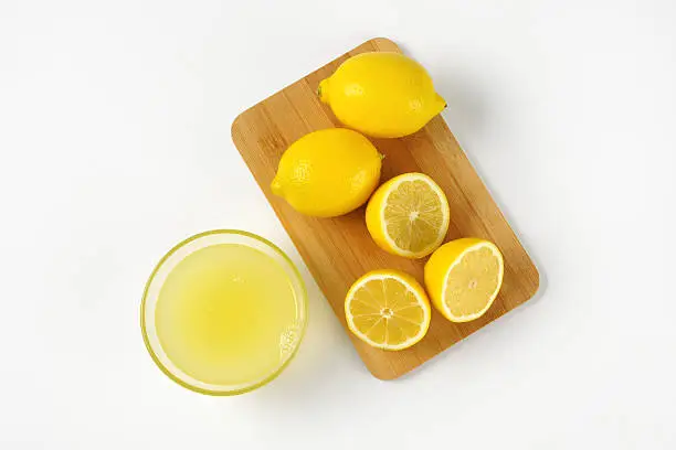Photo of lemon juice and fresh lemons