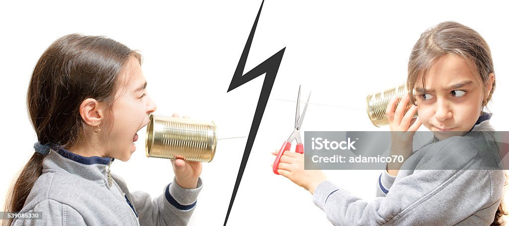 incomunicabilidad entre niños jugando con el teléfono - Foto de stock de Diálogo libre de derechos