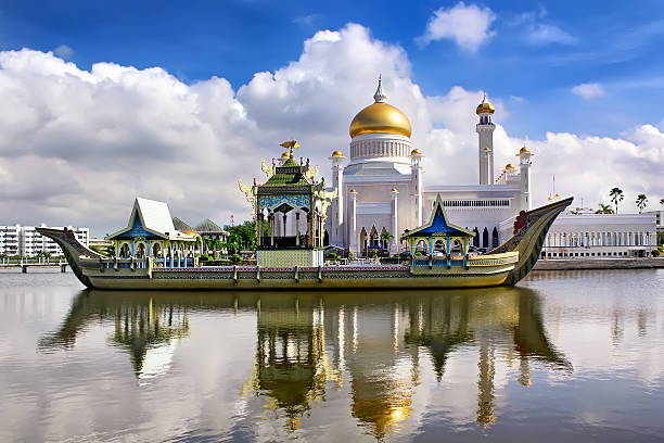 sultan omar ali saifudding mosque, bandar seri begawan, brunei, - bandar seri begawan fotografías e imágenes de stock
