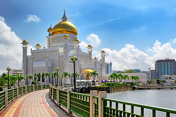 mezquita del sultán omar ali saifuddin en bandar seri begawan brunéi - bandar seri begawan fotografías e imágenes de stock