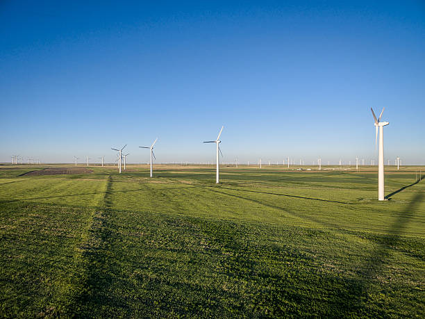 molino de viento granja en pawnee prado - grover fotografías e imágenes de stock