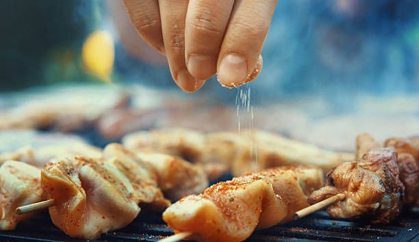 chefkoch würzzutaten fleisch auf dem grill. - seasoning stock-fotos und bilder