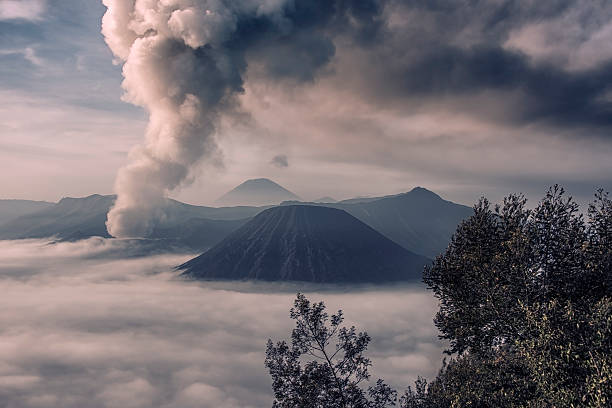 активность в маунт-бром в рано утром - bromo crater стоковые фото и изображения