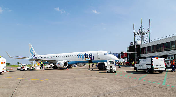 cardiff airport - flybe aircraft - flybe 個照片及圖片檔