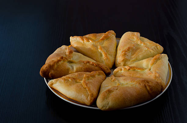 istock Plate with fresh pies on a black wooden table 539101084