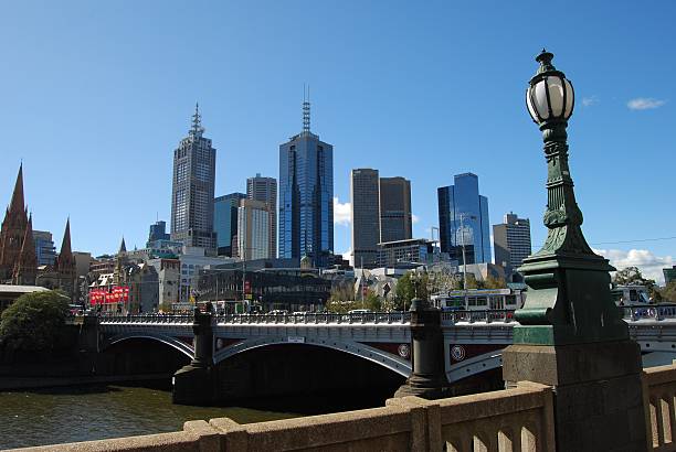 мост через реку ярра в мельбурне - melbourne cityscape clear sky day стоковые фото и изображения