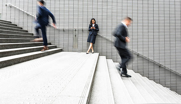 japón de los negocios s'ejecutan en rush a la ciudad - reflection businessman business telephone fotografías e imágenes de stock