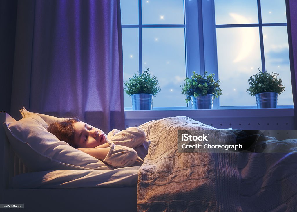 Mädchen schlafen im Bett - Lizenzfrei Schlafen Stock-Foto