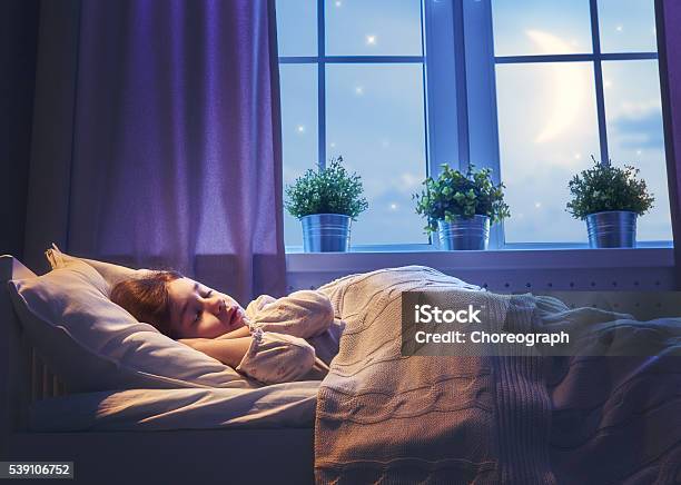 Mädchen Schlafen Im Bett Stockfoto und mehr Bilder von Schlafen - Schlafen, Kind, Nacht