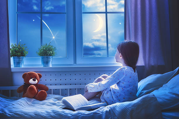 dziewczyna siedząca przy oknie - child bedtime imagination dark zdjęcia i obrazy z banku zdjęć