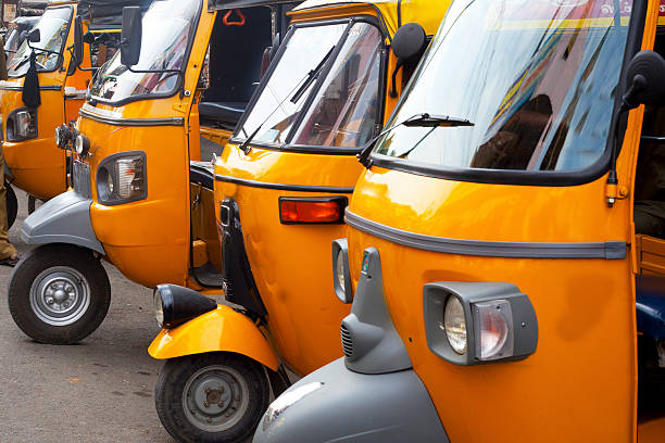 オート三輪タクシー乗り場でタミル・ナードゥ州 - 人力車 写真 ストックフォトと画像