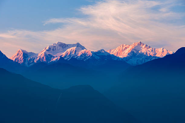 kangchenjunga vista sulle montagne - himalayas foto e immagini stock