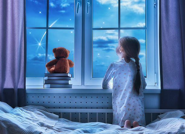 chica sentada en la ventana - child bedtime imagination dark fotografías e imágenes de stock