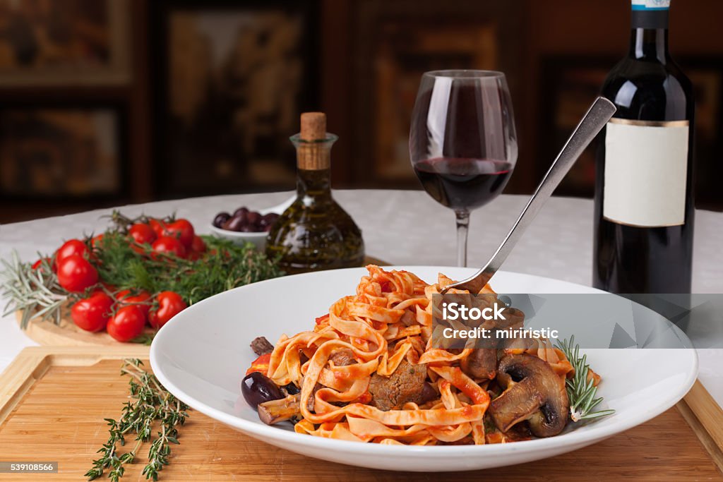 Tagliatelle à steak et des champignons - Photo de Vin libre de droits