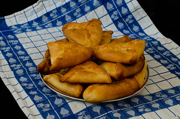 assiette avec des pâtisseries fraîches echpochmak - tatar photos et images de collection