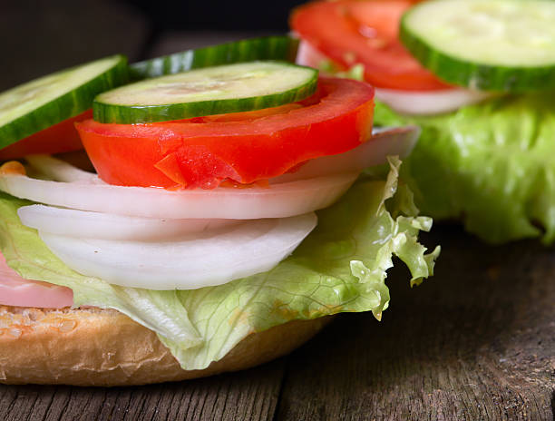 burger z sałatka i innych warzyw na deski stary szary - large cheese beautiful red zdjęcia i obrazy z banku zdjęć