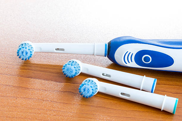 escova de dentes eletrônica com cabeças de escova de dentes em branco - toothbrush dental hygiene glass dental equipment - fotografias e filmes do acervo