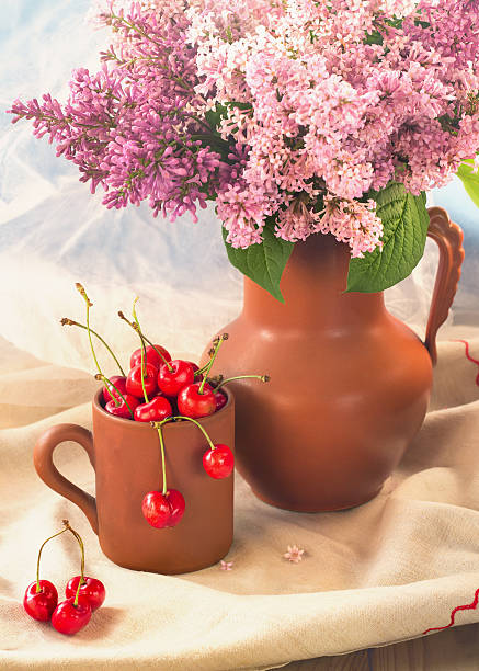 Naturaleza muerta con dulce cerezo y Un bouquet de carraca - foto de stock