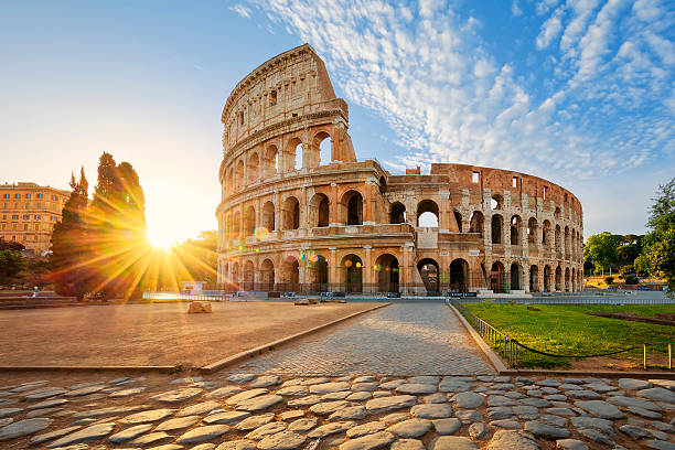 colosseum in rome and morning sun, italy - rome italië stockfoto's en -beelden