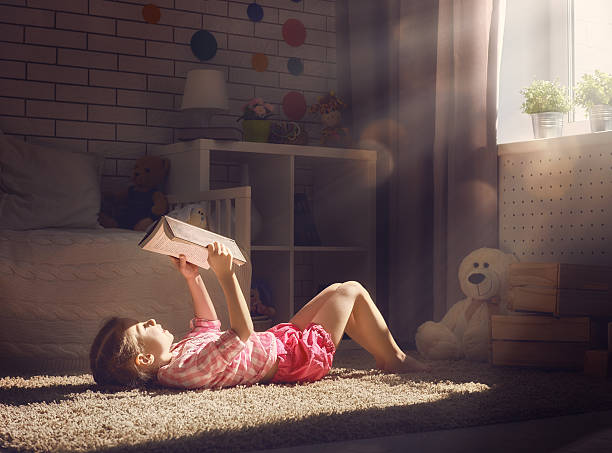 menina lendo um livro - book picture book reading storytelling - fotografias e filmes do acervo