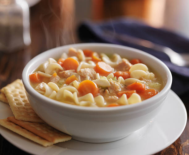 vapor tigela de sopa de macarrão com frango - soup carrot celery chicken - fotografias e filmes do acervo