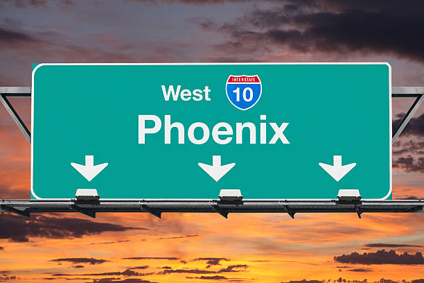 phénix, en arizona l'autoroute interstate 10 west jusqu'à la highway signer avec le lever du soleil - phoenix arizona city road photos et images de collection