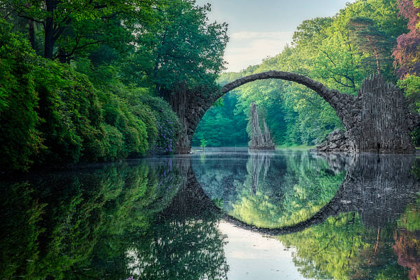 puente de arcos (rakotzbrucke) en kromlau - forma geométrica fotos fotografías e imágenes de stock
