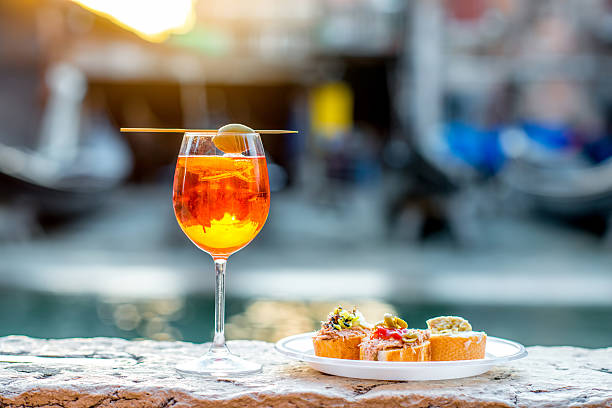 spritz aperol con cicchetti - aperitivo bebida alcohólica fotografías e imágenes de stock