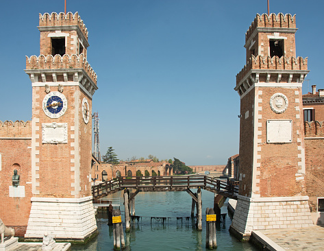 Arsenale muestran el canal en Venecia y la puerta de la estructura photo