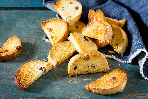 pan dulce bizcocho tostado sobre fondo de madera antiguo, enfoque selectivo. - rusk county fotografías e imágenes de stock