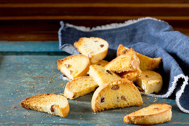 pan dulce bizcocho tostado sobre fondo de madera antiguo. - rusk county fotografías e imágenes de stock