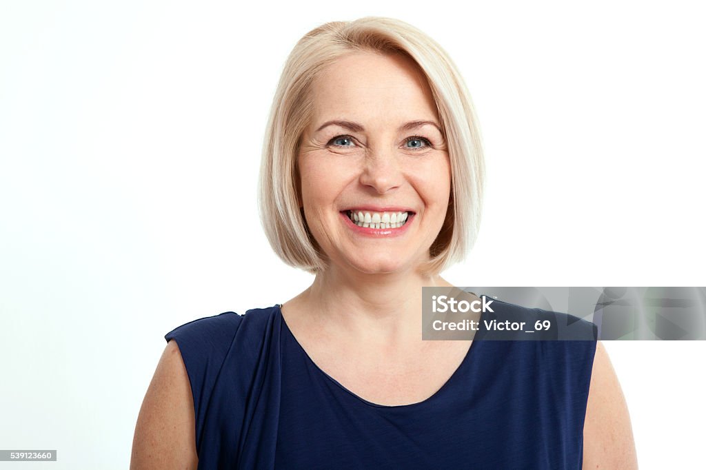 Sympathique souriant moyen femme d'affaires seul sur fond blanc - Photo de Fond blanc libre de droits