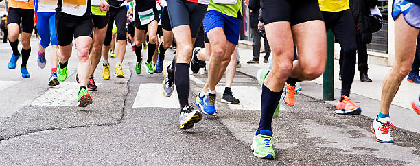 maratona di persone in esecuzione in città - marathon blurred motion defocused panoramic foto e immagini stock