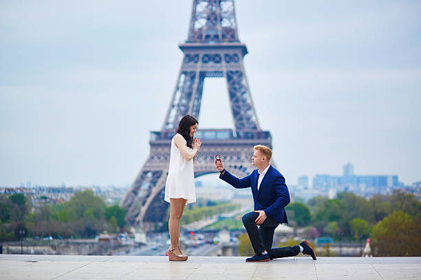 романтический участие в париже - honeymoon wedding paris france bride стоковые фото и изображения