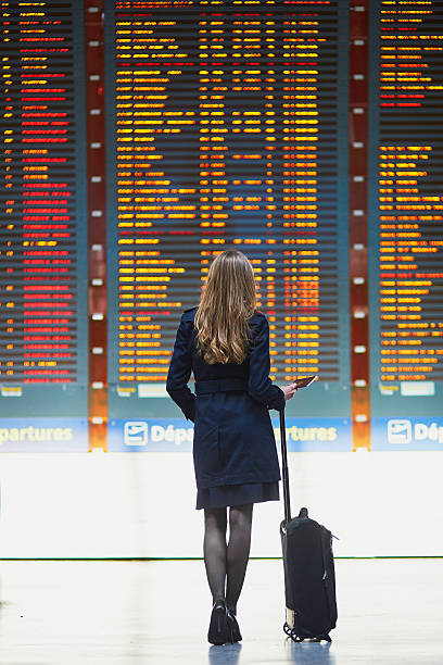 joven viajero en el aeropuerto internacional de - commercial airplane airport arrival departure board business travel fotografías e imágenes de stock