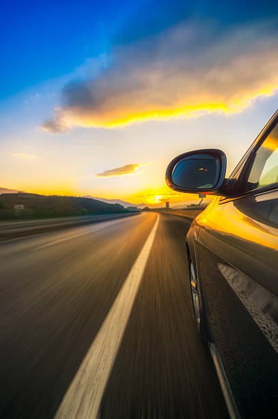 voiture sur la route avec un arrière-plan flou - swerving photos et images de collection