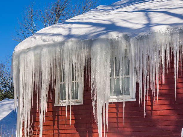ice zapory i śnieg na dachu i rynny - melting ice icicle leaking zdjęcia i obrazy z banku zdjęć