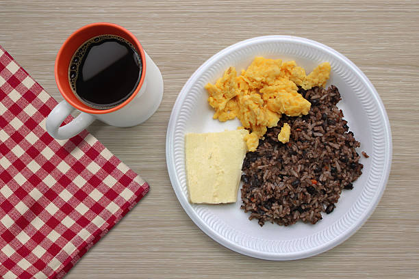 traditionelle central amerikanisches frühstück-gallo pinto, eiern und käse - frijoles stock-fotos und bilder